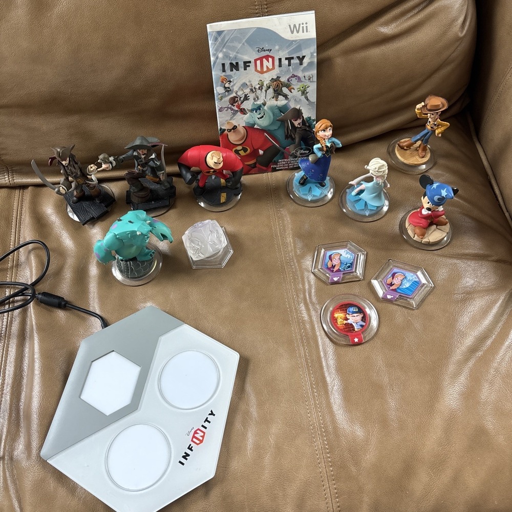 Wii Disney‎ Infinity Lot 12 Characters and Game Base Pad Mixed Lot + Manual